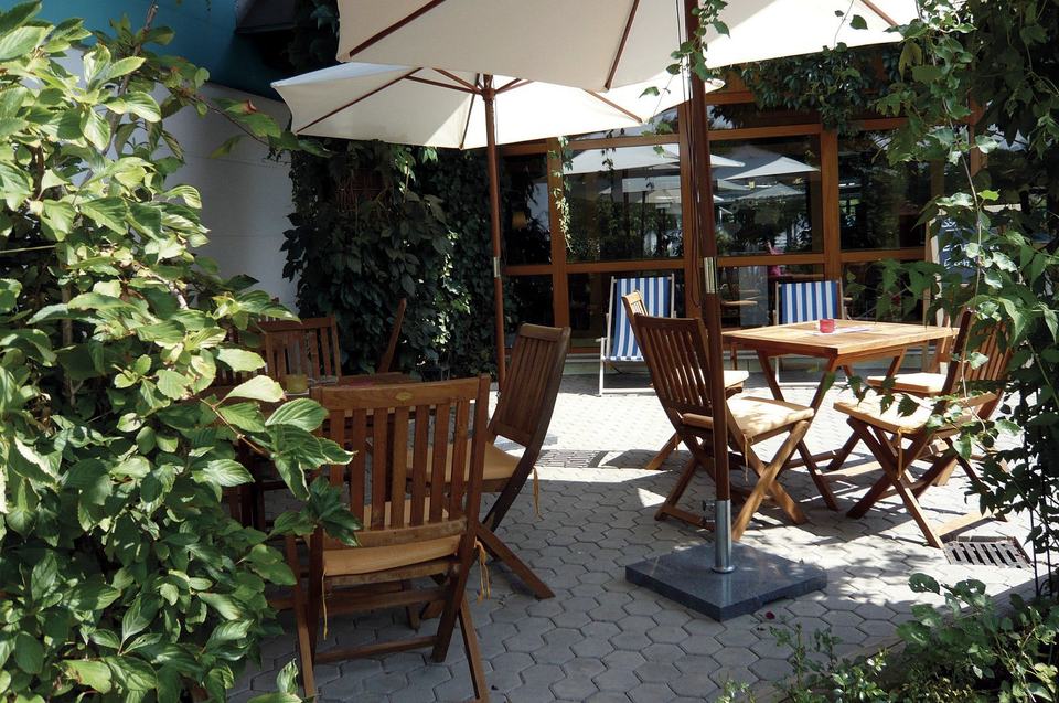 Die Terrasse am Bistro des BEYERS AKTIV-PARK