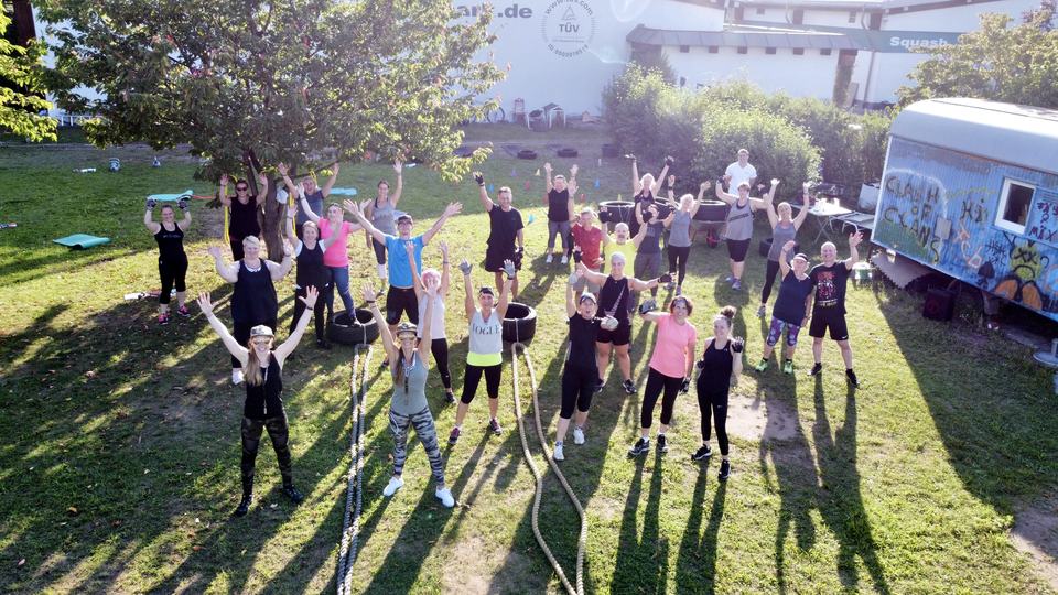 Bootcamp-Gruppe im BEYERS Garten – Arme hoch nach dem Training
