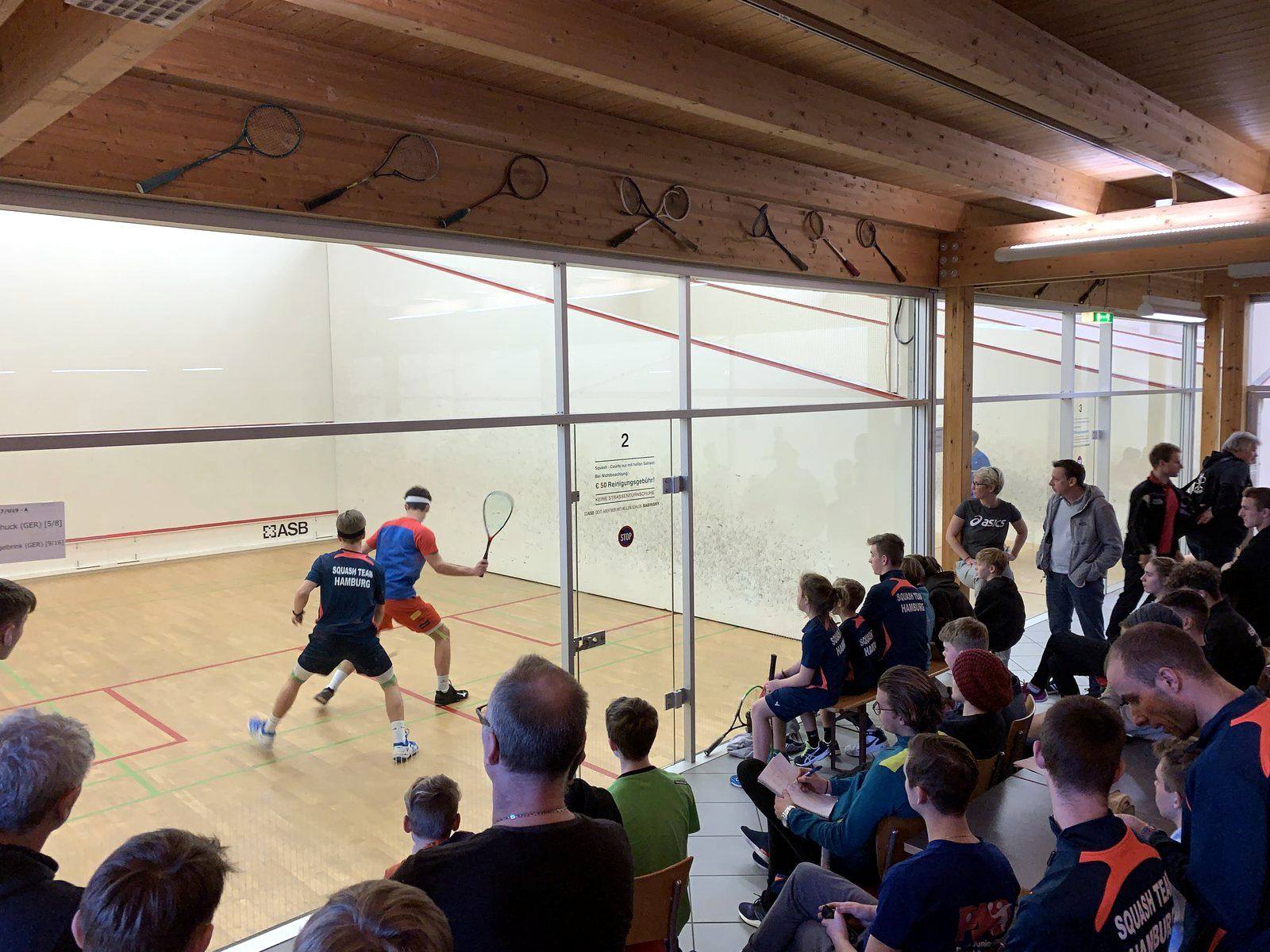 Squash-Turnier auf den Courts des BEYERS AKTIV-PARK, Zuschauer am Glas