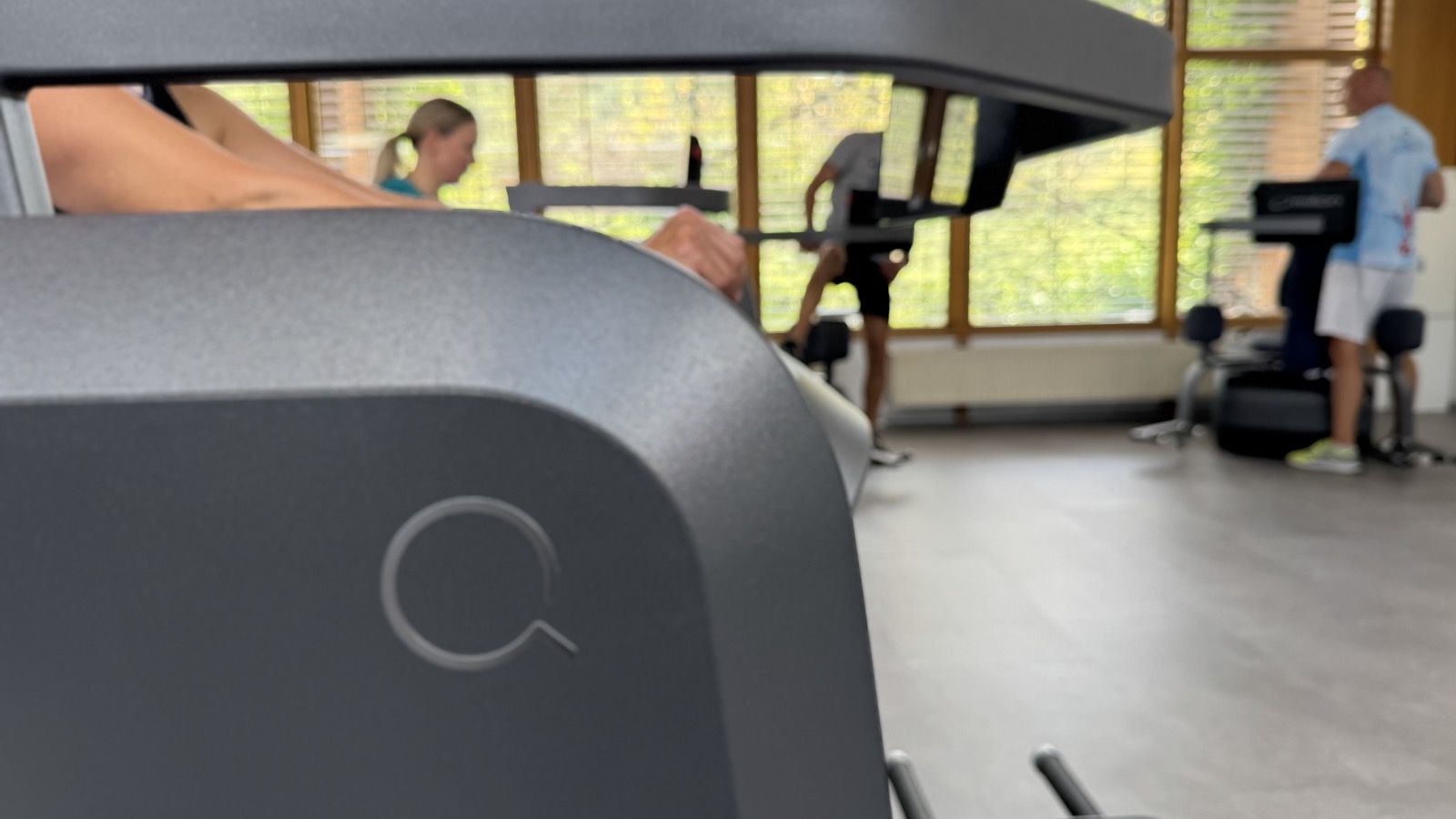 Das milon-Gerät mit dem Chipfeld, im Hintergrund die Trainingsfläche